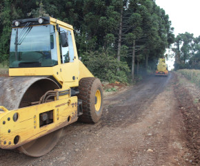 Material Fresado disponibilizado pelo DER/PR é aplicado em estradas rurais de Vitorino