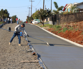 Vitorino inicia a pavimentação em concreto. Obra é pioneira em perímetro urbano no Sudoeste