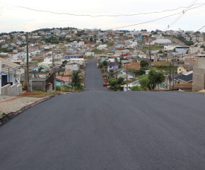 Aplicação de asfalto na Avenida das Araucárias, no bairro Araucária Park