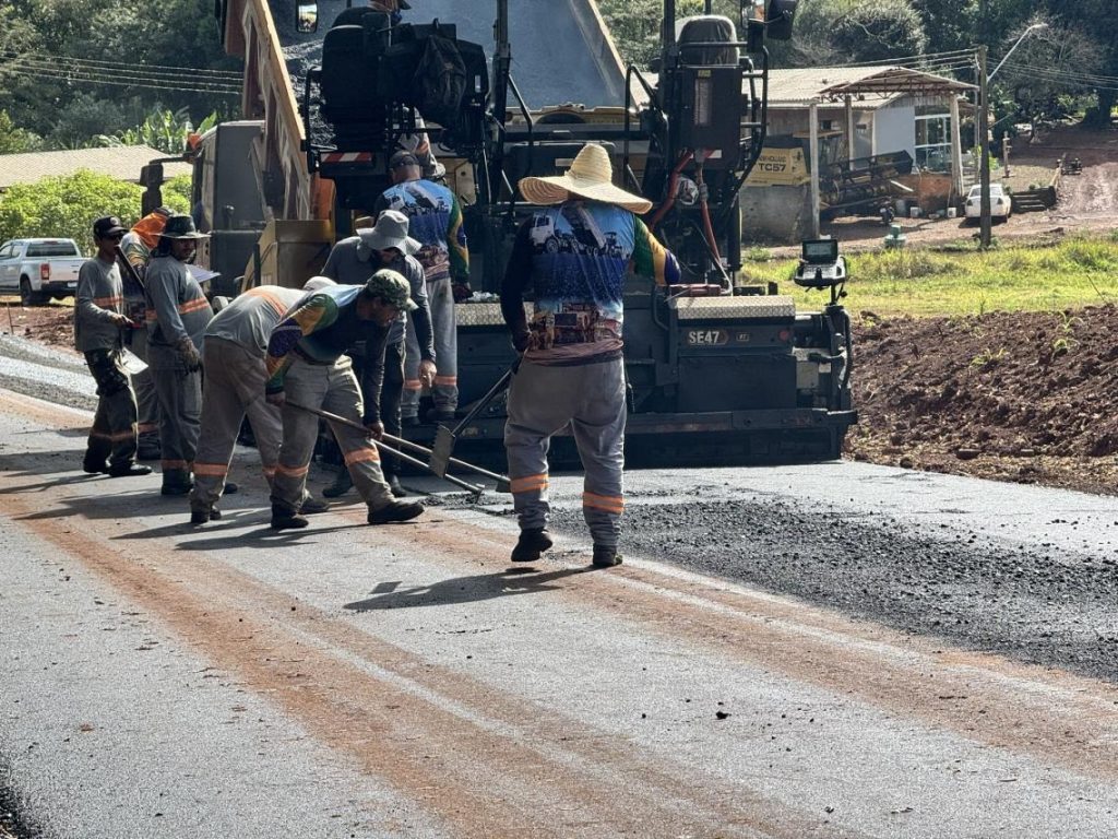 Vitorino executa R$ 20 milhões em asfalto, que atende 11 localidades