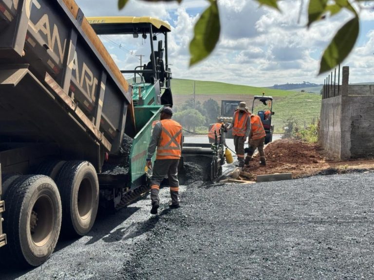 Vias urbanas de calçamento recebem asfalto em Vitorino