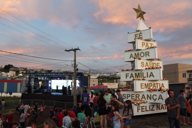 Abertura Oficial do Natal de Vitorino em 2023 reúne família vitorinense. Festa acontece também no Araucária Park
