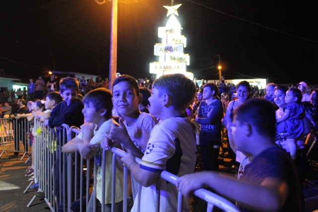 Abertura Oficial do Natal de Vitorino em 2023 reúne família vitorinense. Festa acontece também no Araucária Park