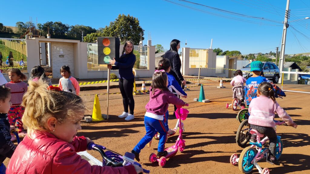 Alunos de Vitorino aprendem sobre Código de Trânsito através de brincadeiras Alunos de Vitorino aprendem sobre Código de Trânsito através de brincadeiras