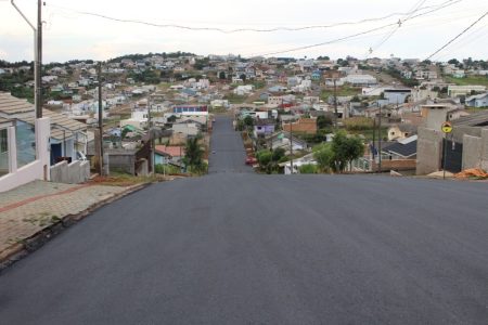 Aplicação de asfalto na Avenida das Araucárias, no bairro Araucária Park
