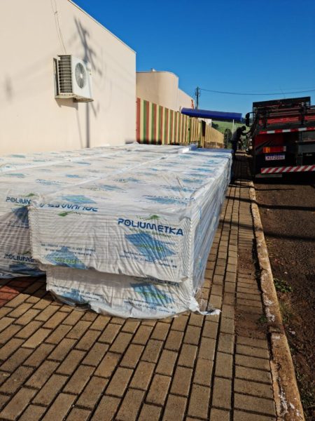 Aproveitando o período de férias escolar, Vitorino realiza troca das coberturas de duas escolas