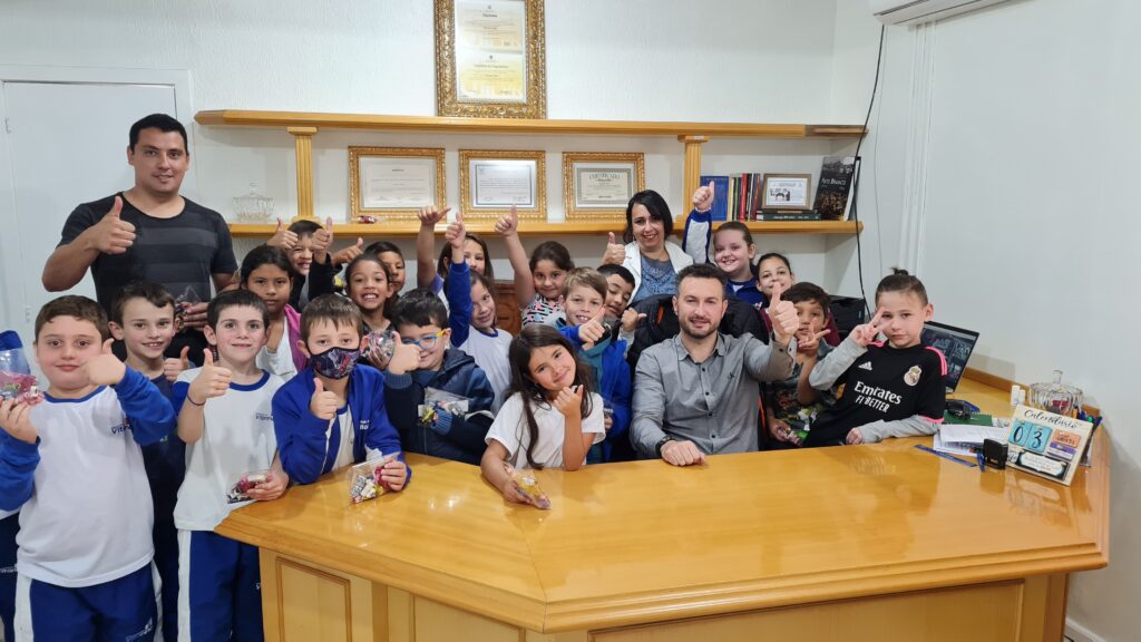 Em atividade prática de Gêneros Textuais, alunos vitorinenses entrevistam Prefeito Em atividade prática de Gêneros Textuais, alunos vitorinenses entrevistam Prefeito