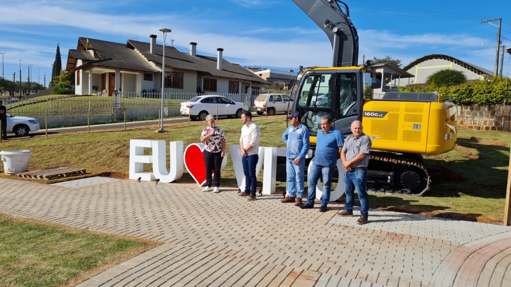 Escavadeira Hidráulica é nova integrante do parque de máquinas da prefeitura de Vitorino