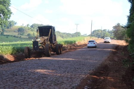 Finalizado os trabalhos de limpeza das faixas laterais e depósito da base para o pavimento na Comunidade Fartura Finalizado os trabalhos de limpeza das faixas laterais e depósito da base para o pavimento na Comunidade Fartura