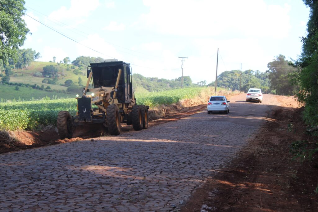 Finalizado os trabalhos de limpeza das faixas laterais e depósito da base para o pavimento na Comunidade Fartura Finalizado os trabalhos de limpeza das faixas laterais e depósito da base para o pavimento na Comunidade Fartura