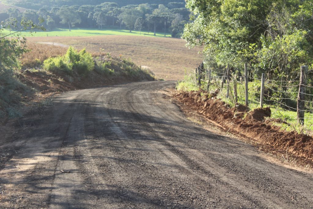 Material Fresado disponibilizado pelo DER/PR é aplicado em estradas rurais de Vitorino