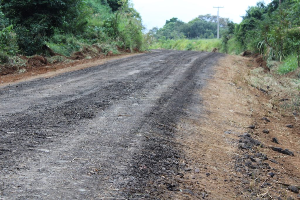 Material Fresado disponibilizado pelo DER/PR é aplicado em estradas rurais de Vitorino