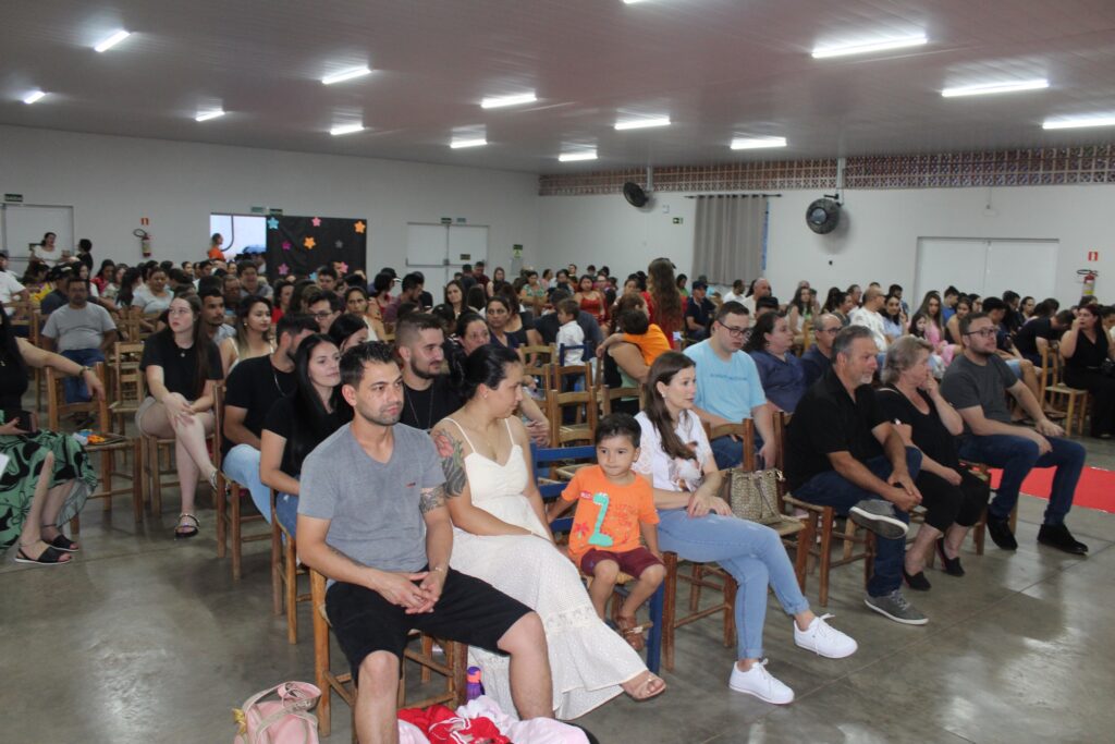 Noite de autógrafos, em Vitorino, marca lançamento de livros autorais de alunos do José Bonifácio