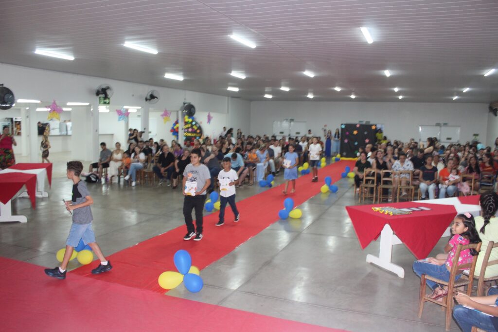 Noite de autógrafos, em Vitorino, marca lançamento de livros autorais de alunos do José Bonifácio
