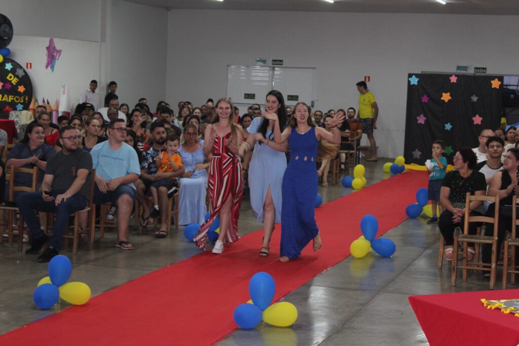 Noite de autógrafos, em Vitorino, marca lançamento de livros autorais de alunos do José Bonifácio