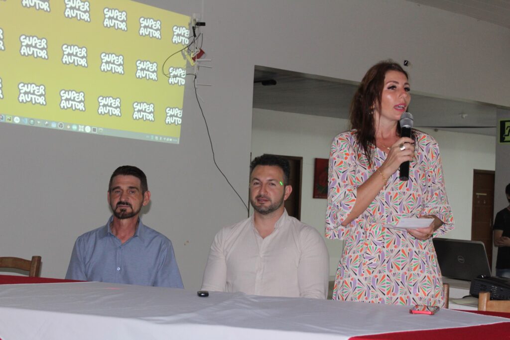 Noite de autógrafos, em Vitorino, marca lançamento de livros autorais de alunos do José Bonifácio