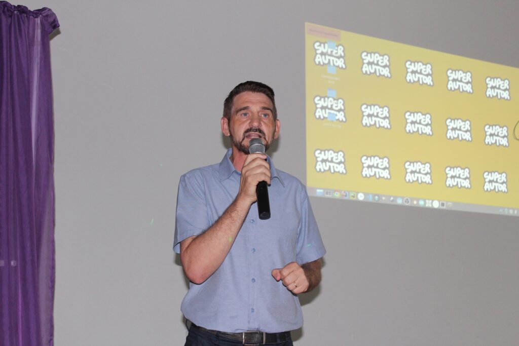 Noite de autógrafos, em Vitorino, marca lançamento de livros autorais de alunos do José Bonifácio