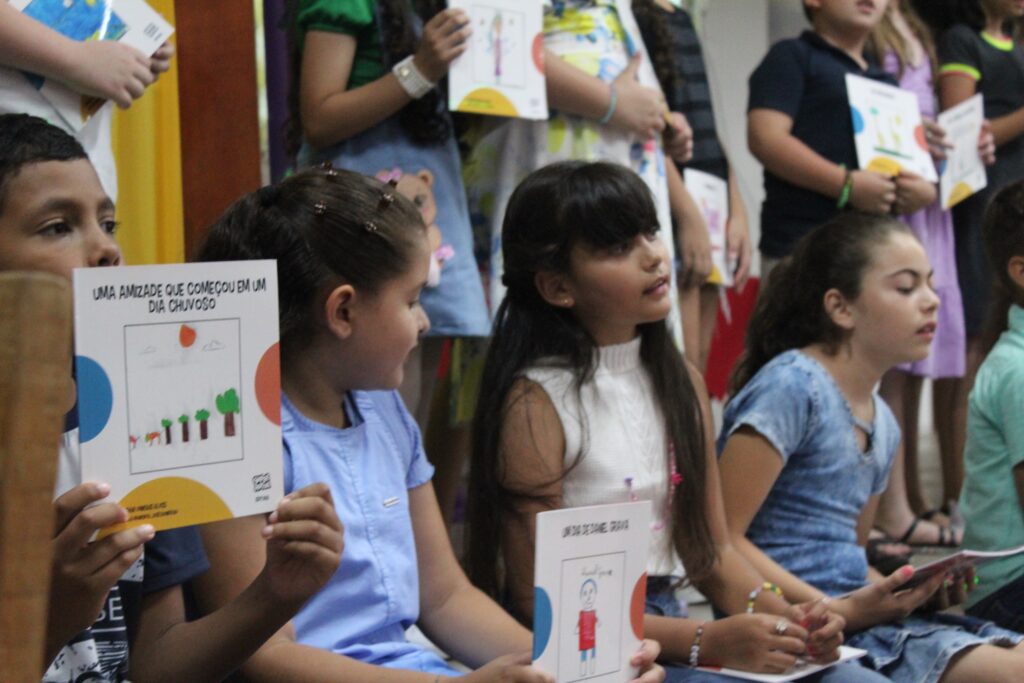 Noite de autógrafos, em Vitorino, marca lançamento de livros autorais de alunos do José Bonifácio