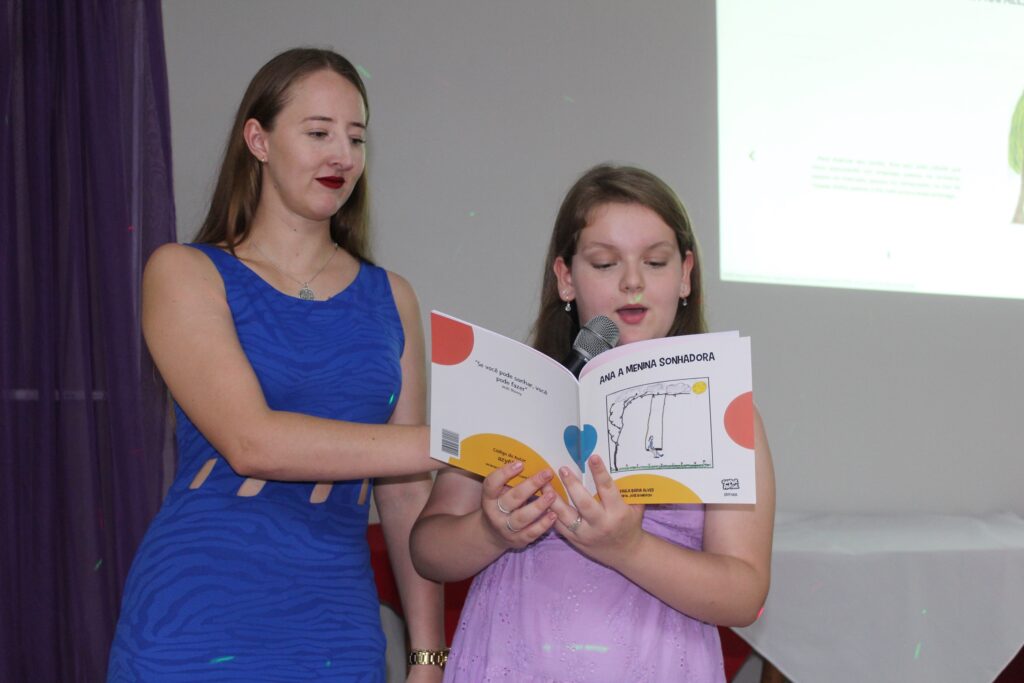 Noite de autógrafos, em Vitorino, marca lançamento de livros autorais de alunos do José Bonifácio