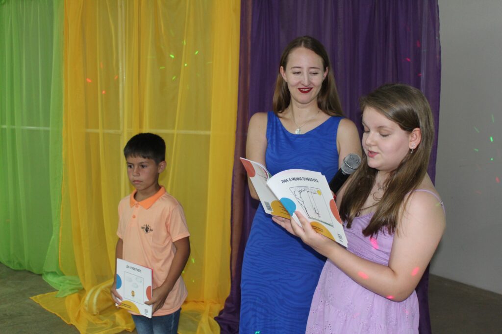 Noite de autógrafos, em Vitorino, marca lançamento de livros autorais de alunos do José Bonifácio