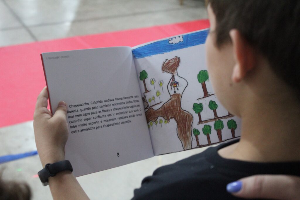 Noite de autógrafos, em Vitorino, marca lançamento de livros autorais de alunos do José Bonifácio