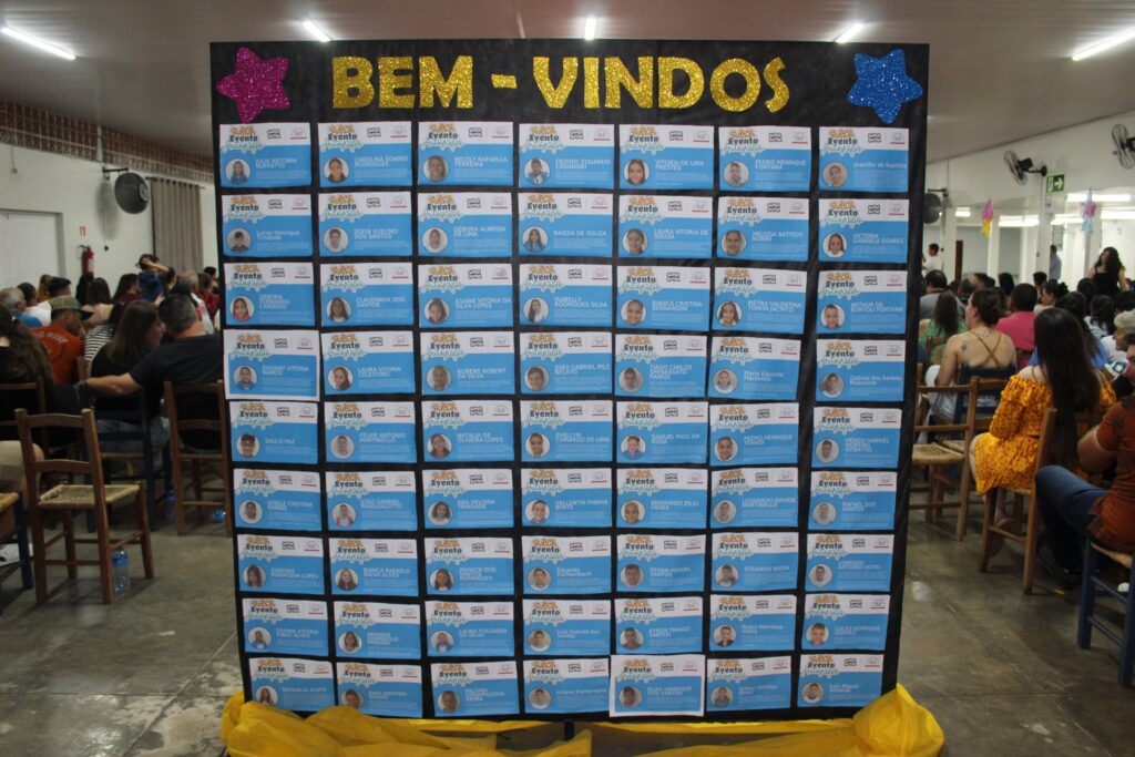 Noite de autógrafos, em Vitorino, marca lançamento de livros autorais de alunos do José Bonifácio