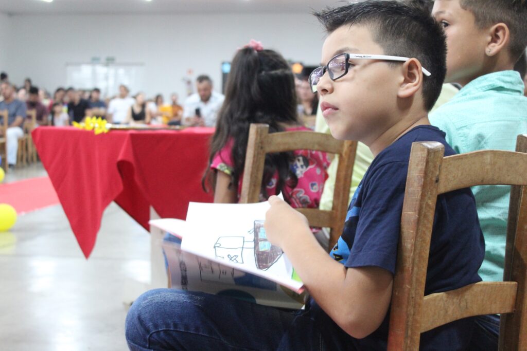 Noite de autógrafos, em Vitorino, marca lançamento de livros autorais de alunos do José Bonifácio