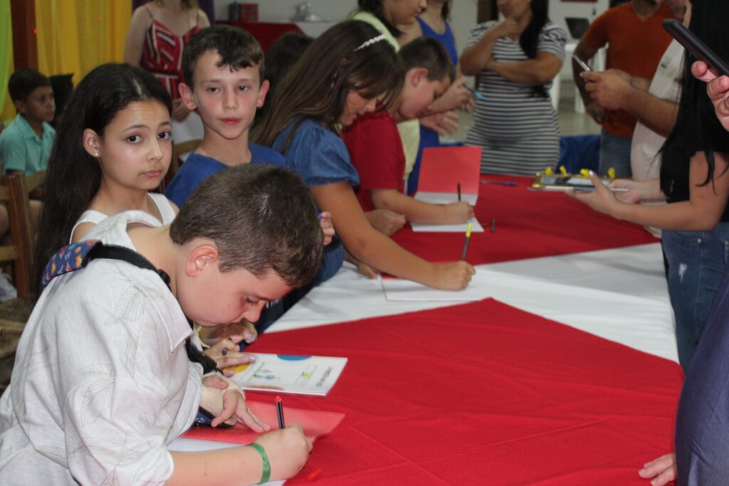 Noite de autógrafos, em Vitorino, marca lançamento de livros autorais de alunos do José Bonifácio