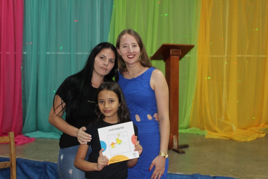 Noite de autógrafos, em Vitorino, marca lançamento de livros autorais de alunos do José Bonifácio