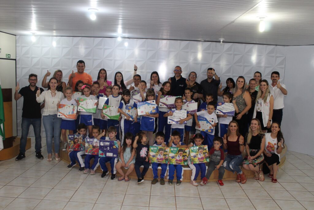 Novos materiais pedagógicos são entregues aos alunos da Rede Municipal de Educação em Vitorino Novos materiais pedagógicos são entregues aos alunos da Rede Municipal de Educação em Vitorino