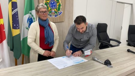 Para fomentar o mercado interno, município de Vitorino entrega projeto que reduz em 50% o valor de taxas de licenças