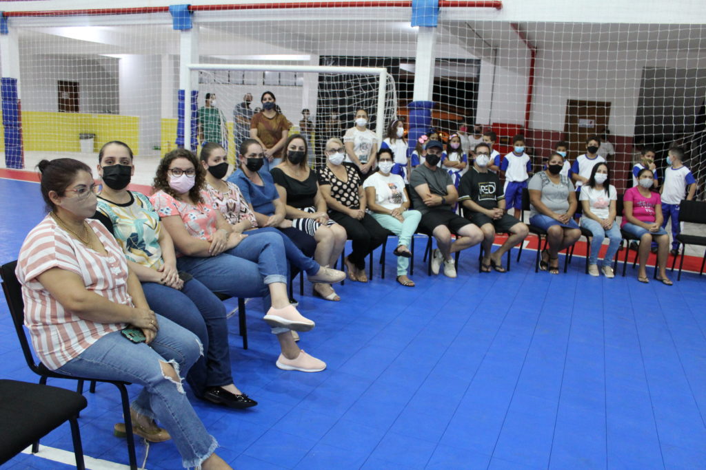 Para integrar os alunos da Rede Municipal, 800 kits de uniformes são distribuídos.