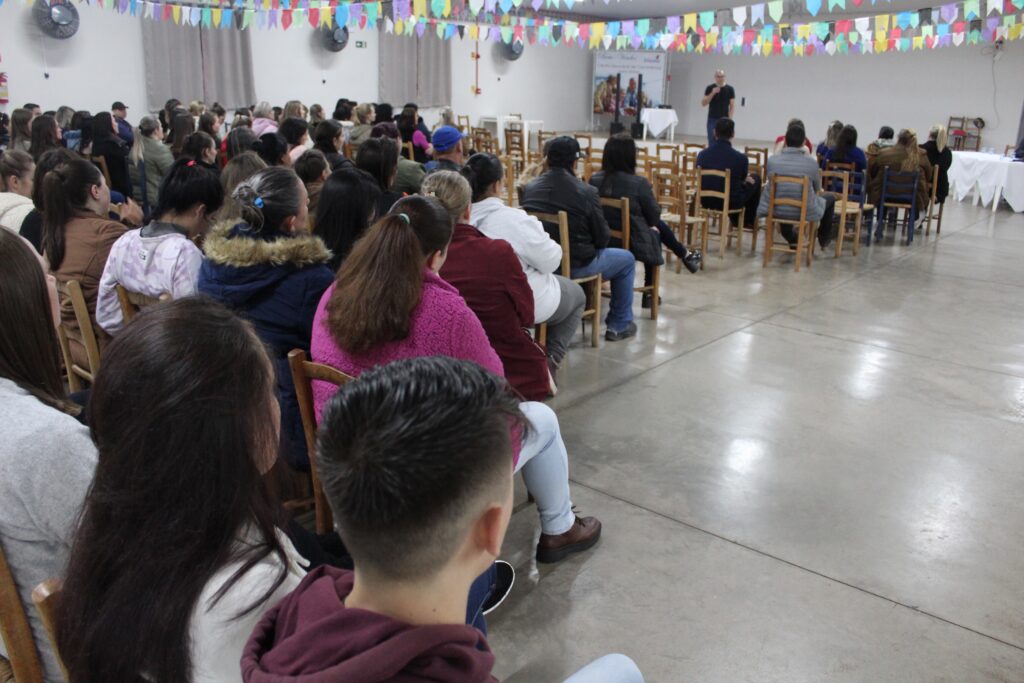 Polícia Militar realiza palestra para servidores da comunidade escolar vitorinense