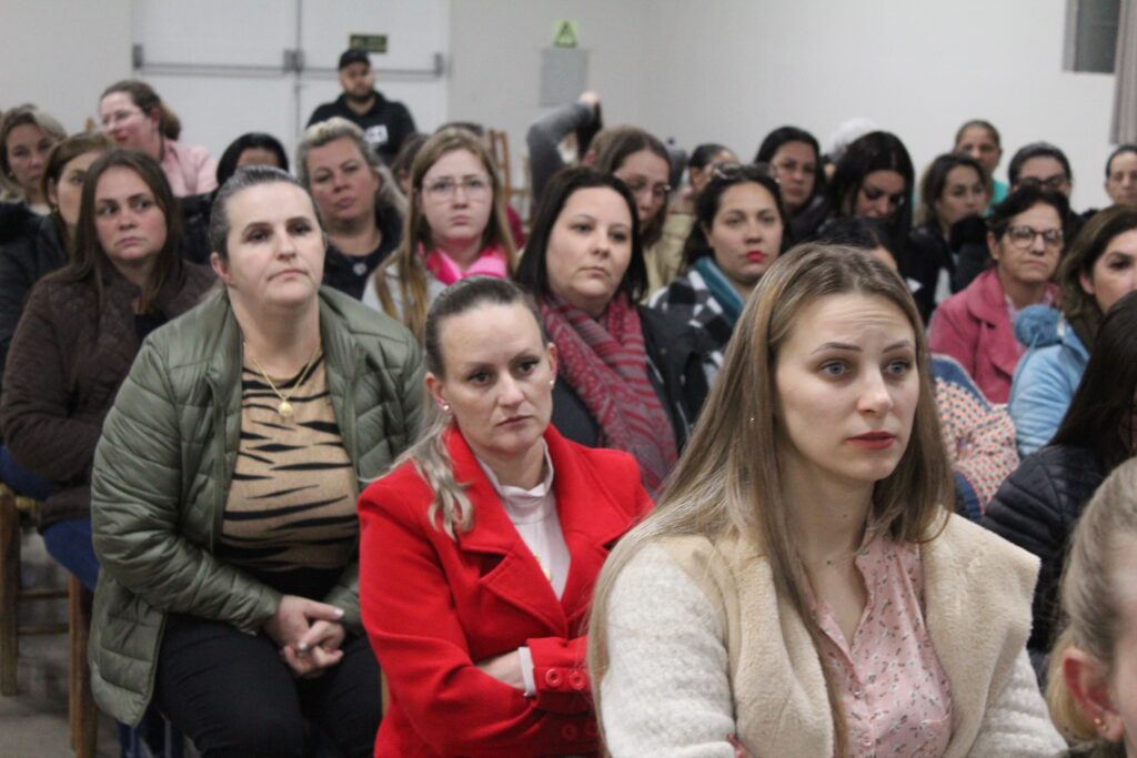 Polícia Militar realiza palestra para servidores da comunidade escolar vitorinense