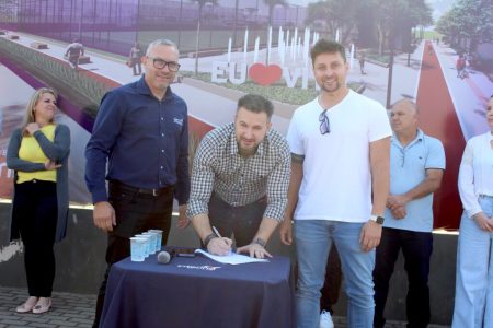 Prefeito Marciano assina autorização para início de revitalização em praça esportiva de Vitorino Prefeito Marciano assina autorização para início de revitalização em praça esportiva de Vitorino