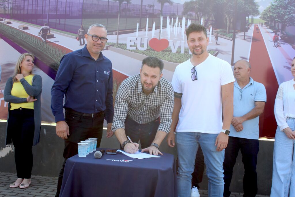 Prefeito Marciano assina autorização para início de revitalização em praça esportiva de Vitorino Prefeito Marciano assina autorização para início de revitalização em praça esportiva de Vitorino