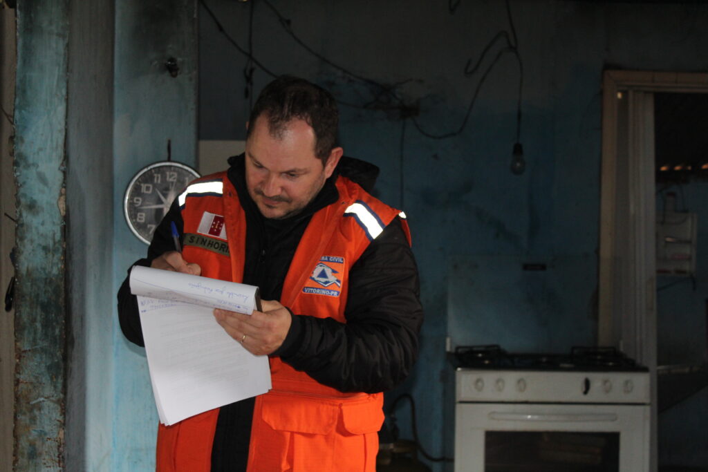 Prefeitura de Vitorino faz atendimento emergencial para casas afetadas por granizo do fim de semana Prefeitura de Vitorino faz atendimento emergencial para casas afetadas por granizo do fim de semana