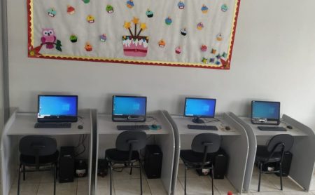Secretaria de Educação finaliza a instalação de equipamentos do projeto Escola Informatizada Secretaria de Educação finaliza a instalação de equipamentos do projeto Escola Informatizada