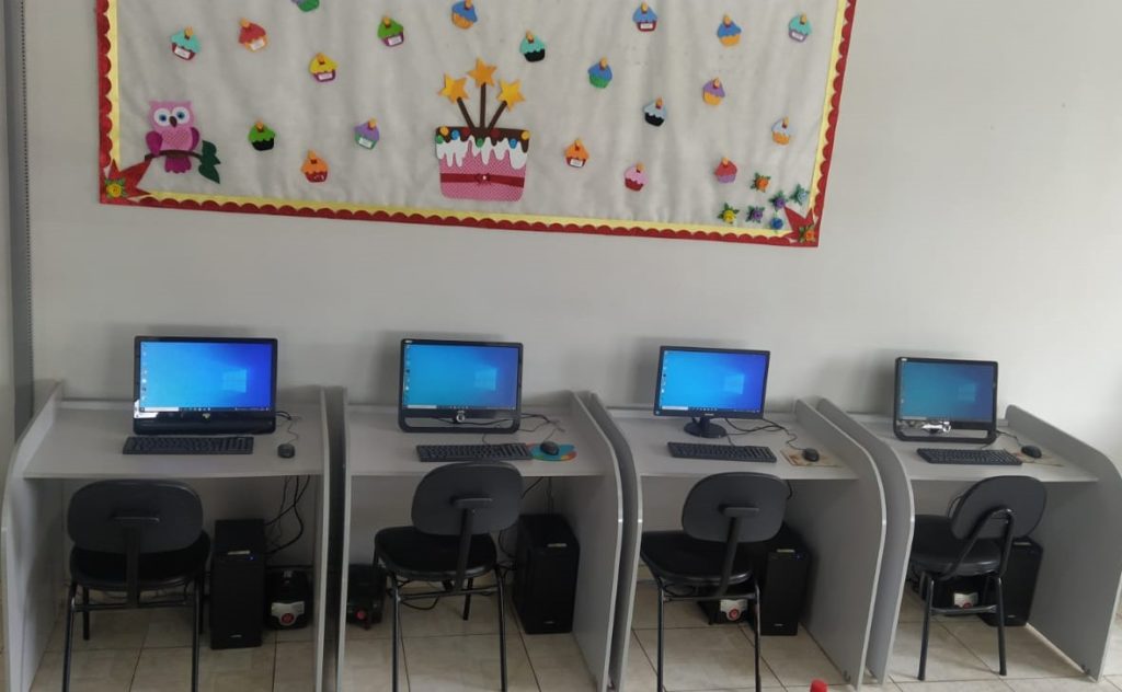Secretaria de Educação finaliza a instalação de equipamentos do projeto Escola Informatizada Secretaria de Educação finaliza a instalação de equipamentos do projeto Escola Informatizada
