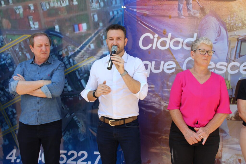 Projeto asfáltico de 4,5 milhões é assinado para o bairro Araucária Park, em Vitorino