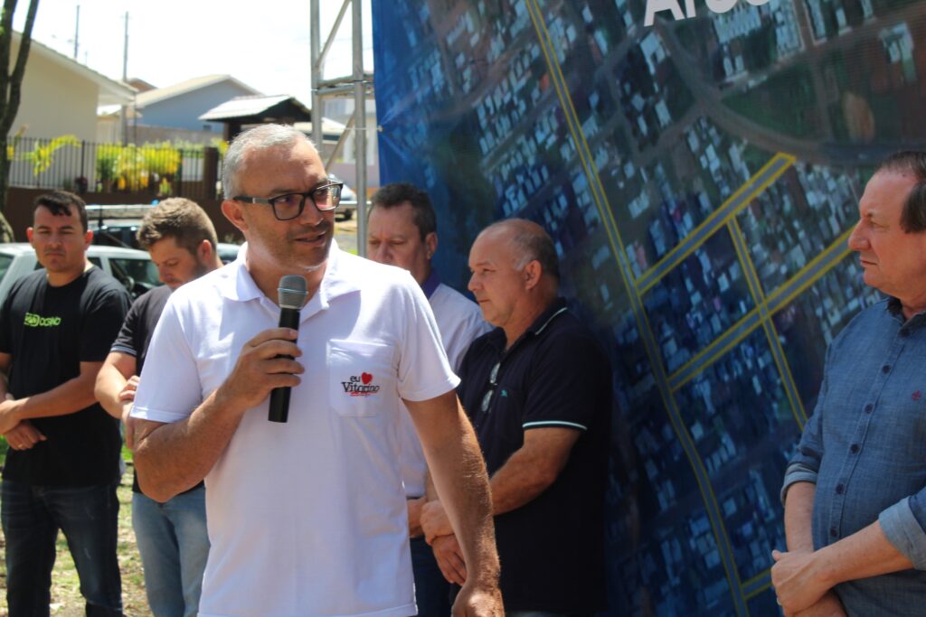 Projeto asfáltico de 4,5 milhões é assinado para o bairro Araucária Park, em Vitorino
