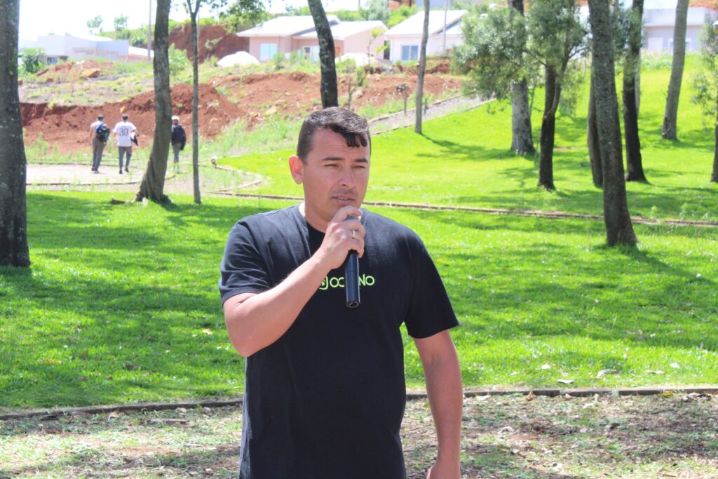 Projeto asfáltico de 4,5 milhões é assinado para o bairro Araucária Park, em Vitorino