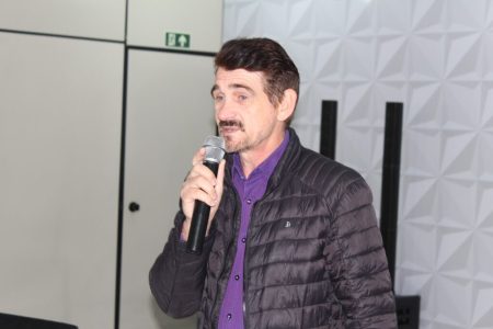 Vitorino entrega uniformes escolares aos alunos e recebe Van Escolar Vitorino entrega uniformes escolares aos alunos e recebe Van Escolar