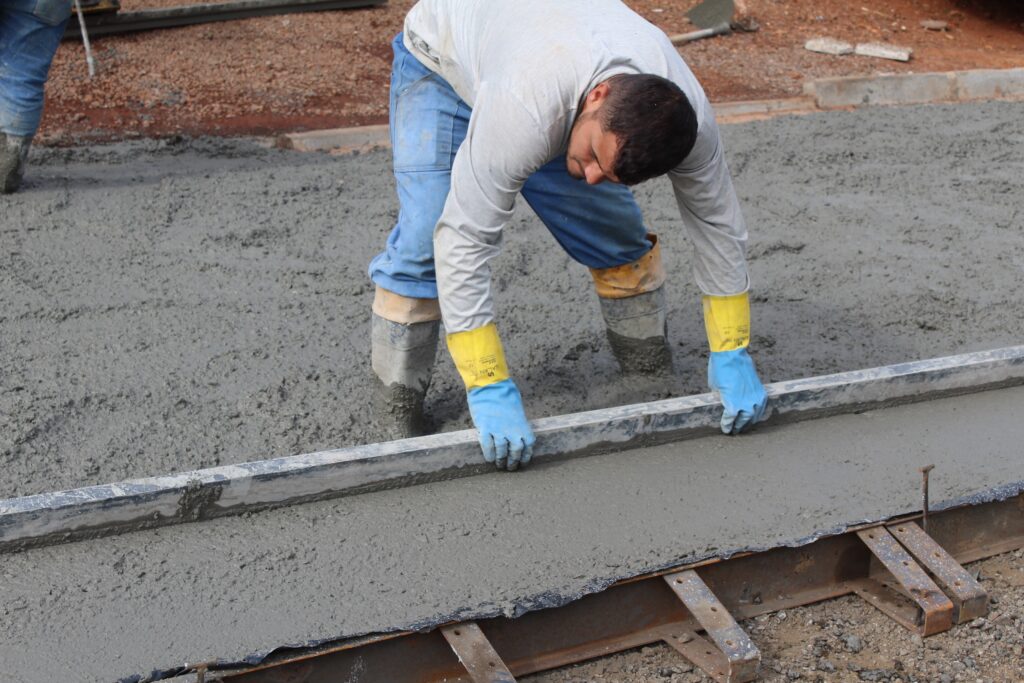 Vitorino inicia a pavimentação em concreto. Obra é pioneira em perímetro urbano no Sudoeste Vitorino inicia a pavimentação em concreto. Obra é pioneira em perímetro urbano no Sudoeste