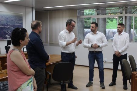 Vitorino recebe 25 computadores em termo de doação da UTFPR