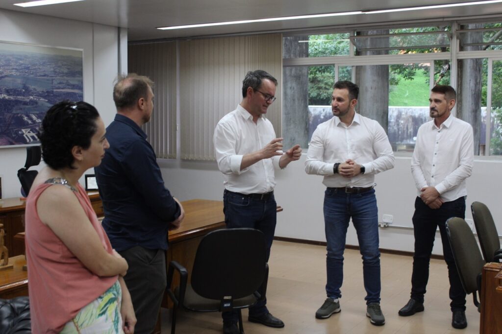 Vitorino recebe 25 computadores em termo de doação da UTFPR